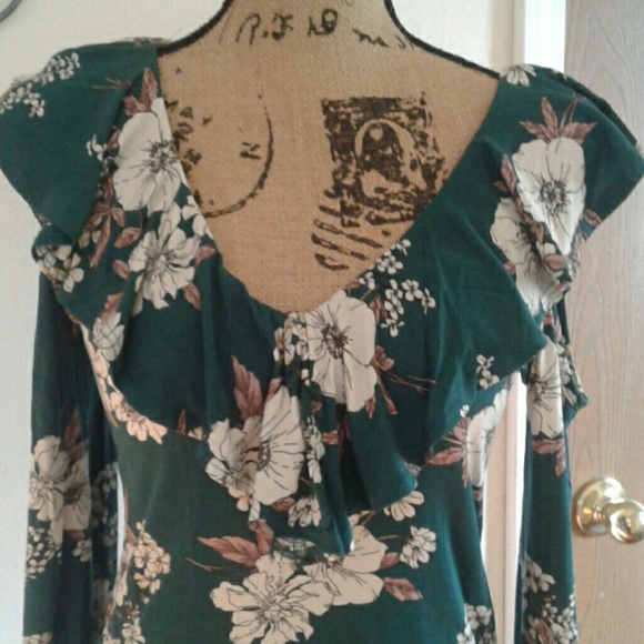 Soprano floral shoulder cutout top NWOT - Picture 2 of 5